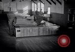 Standbild airmen Verpackung fly-away-Kits United States USA, 1951, aus Sekunde 12 historischem Filmmaterial Videoclip 65675032405