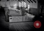 Standbild airmen Verpackung fly-away-Kits United States USA, 1951, aus Sekunde 13 historischem Filmmaterial Videoclip 65675032405