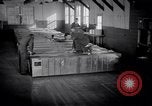 Standbild airmen Verpackung fly-away-Kits United States USA, 1951, aus Sekunde 14 historischem Filmmaterial Videoclip 65675032405