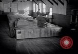 Standbild airmen Verpackung fly-away-Kits United States USA, 1951, aus Sekunde 15 historischem Filmmaterial Videoclip 65675032405