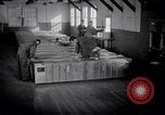 Standbild airmen Verpackung fly-away-Kits United States USA, 1951, aus Sekunde 16 historischem Filmmaterial Videoclip 65675032405