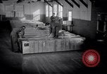 Standbild airmen Verpackung fly-away-Kits United States USA, 1951, aus Sekunde 18 historischem Filmmaterial Videoclip 65675032405