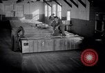 Standbild airmen Verpackung fly-away-Kits United States USA, 1951, aus Sekunde 19 historischem Filmmaterial Videoclip 65675032405