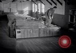 Standbild airmen Verpackung fly-away-Kits United States USA, 1951, aus Sekunde 20 historischem Filmmaterial Videoclip 65675032405
