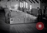 Standbild airmen Verpackung fly-away-Kits United States USA, 1951, aus Sekunde 22 historischem Filmmaterial Videoclip 65675032405