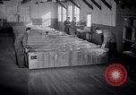 Standbild airmen Verpackung fly-away-Kits United States USA, 1951, aus Sekunde 23 historischem Filmmaterial Videoclip 65675032405