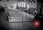 Standbild airmen Verpackung fly-away-Kits United States USA, 1951, aus Sekunde 25 historischem Filmmaterial Videoclip 65675032405