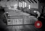Standbild airmen Verpackung fly-away-Kits United States USA, 1951, aus Sekunde 27 historischem Filmmaterial Videoclip 65675032405