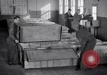 Standbild airmen Verpackung fly-away-Kits United States USA, 1951, aus Sekunde 35 historischem Filmmaterial Videoclip 65675032405