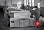Standbild airmen Verpackung fly-away-Kits United States USA, 1951, aus Sekunde 36 historischem Filmmaterial Videoclip 65675032405