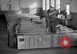 Standbild airmen Verpackung fly-away-Kits United States USA, 1951, aus Sekunde 39 historischem Filmmaterial Videoclip 65675032405