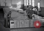 Standbild airmen Verpackung fly-away-Kits United States USA, 1951, aus Sekunde 41 historischem Filmmaterial Videoclip 65675032405