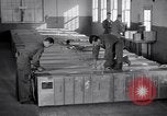 Standbild airmen Verpackung fly-away-Kits United States USA, 1951, aus Sekunde 42 historischem Filmmaterial Videoclip 65675032405