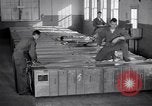 Standbild airmen Verpackung fly-away-Kits United States USA, 1951, aus Sekunde 44 historischem Filmmaterial Videoclip 65675032405