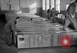 Standbild airmen Verpackung fly-away-Kits United States USA, 1951, aus Sekunde 45 historischem Filmmaterial Videoclip 65675032405