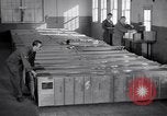 Standbild airmen Verpackung fly-away-Kits United States USA, 1951, aus Sekunde 47 historischem Filmmaterial Videoclip 65675032405