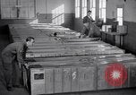Standbild airmen Verpackung fly-away-Kits United States USA, 1951, aus Sekunde 49 historischem Filmmaterial Videoclip 65675032405