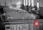 Standbild airmen Verpackung fly-away-Kits United States USA, 1951, aus Sekunde 51 historischem Filmmaterial Videoclip 65675032405
