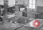 Standbild airmen Verpackung fly-away-Kits United States USA, 1951, aus Sekunde 53 historischem Filmmaterial Videoclip 65675032405
