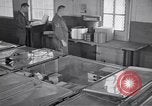 Standbild airmen Verpackung fly-away-Kits United States USA, 1951, aus Sekunde 56 historischem Filmmaterial Videoclip 65675032405