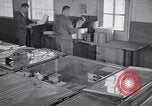 Standbild airmen Verpackung fly-away-Kits United States USA, 1951, aus Sekunde 58 historischem Filmmaterial Videoclip 65675032405