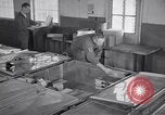 Standbild airmen Verpackung fly-away-Kits United States USA, 1951, aus Sekunde 59 historischem Filmmaterial Videoclip 65675032405