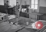 Standbild airmen Verpackung fly-away-Kits United States USA, 1951, aus Sekunde 62 historischem Filmmaterial Videoclip 65675032405