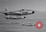 Standbild vier F-84 thunderjets Escort 4 B-50 Bomber Arizona USA, 1951, aus Sekunde 1 historischem Filmmaterial Videoclip 65675032406