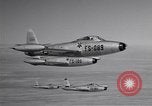Standbild vier F-84 thunderjets Escort 4 B-50 Bomber Arizona USA, 1951, aus Sekunde 3 historischem Filmmaterial Videoclip 65675032406