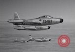 Standbild vier F-84 thunderjets Escort 4 B-50 Bomber Arizona USA, 1951, aus Sekunde 4 historischem Filmmaterial Videoclip 65675032406