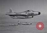 Standbild vier F-84 thunderjets Escort 4 B-50 Bomber Arizona USA, 1951, aus Sekunde 5 historischem Filmmaterial Videoclip 65675032406