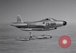 Standbild vier F-84 thunderjets Escort 4 B-50 Bomber Arizona USA, 1951, aus Sekunde 6 historischem Filmmaterial Videoclip 65675032406