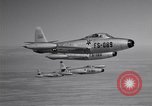Standbild vier F-84 thunderjets Escort 4 B-50 Bomber Arizona USA, 1951, aus Sekunde 7 historischem Filmmaterial Videoclip 65675032406