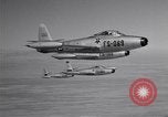 Standbild vier F-84 thunderjets Escort 4 B-50 Bomber Arizona USA, 1951, aus Sekunde 8 historischem Filmmaterial Videoclip 65675032406