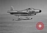 Standbild vier F-84 thunderjets Escort 4 B-50 Bomber Arizona USA, 1951, aus Sekunde 9 historischem Filmmaterial Videoclip 65675032406