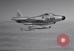 Standbild vier F-84 thunderjets Escort 4 B-50 Bomber Arizona USA, 1951, aus Sekunde 10 historischem Filmmaterial Videoclip 65675032406
