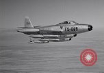Standbild vier F-84 thunderjets Escort 4 B-50 Bomber Arizona USA, 1951, aus Sekunde 11 historischem Filmmaterial Videoclip 65675032406