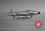Standbild vier F-84 thunderjets Escort 4 B-50 Bomber Arizona USA, 1951, aus Sekunde 12 historischem Filmmaterial Videoclip 65675032406