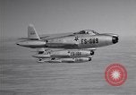Standbild vier F-84 thunderjets Escort 4 B-50 Bomber Arizona USA, 1951, aus Sekunde 13 historischem Filmmaterial Videoclip 65675032406