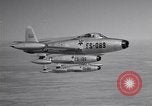 Standbild vier F-84 thunderjets Escort 4 B-50 Bomber Arizona USA, 1951, aus Sekunde 14 historischem Filmmaterial Videoclip 65675032406