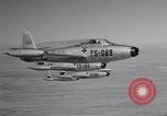 Standbild vier F-84 thunderjets Escort 4 B-50 Bomber Arizona USA, 1951, aus Sekunde 15 historischem Filmmaterial Videoclip 65675032406