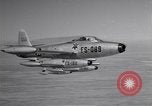 Standbild vier F-84 thunderjets Escort 4 B-50 Bomber Arizona USA, 1951, aus Sekunde 16 historischem Filmmaterial Videoclip 65675032406