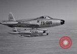 Standbild vier F-84 thunderjets Escort 4 B-50 Bomber Arizona USA, 1951, aus Sekunde 17 historischem Filmmaterial Videoclip 65675032406