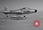 Standbild vier F-84 thunderjets Escort 4 B-50 Bomber Arizona USA, 1951, aus Sekunde 18 historischem Filmmaterial Videoclip 65675032406