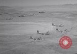Standbild vier F-84 thunderjets Escort 4 B-50 Bomber Arizona USA, 1951, aus Sekunde 22 historischem Filmmaterial Videoclip 65675032406