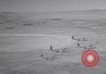Standbild vier F-84 thunderjets Escort 4 B-50 Bomber Arizona USA, 1951, aus Sekunde 24 historischem Filmmaterial Videoclip 65675032406