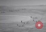 Standbild vier F-84 thunderjets Escort 4 B-50 Bomber Arizona USA, 1951, aus Sekunde 25 historischem Filmmaterial Videoclip 65675032406