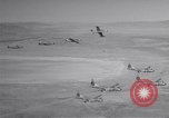 Standbild vier F-84 thunderjets Escort 4 B-50 Bomber Arizona USA, 1951, aus Sekunde 28 historischem Filmmaterial Videoclip 65675032406