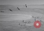Standbild vier F-84 thunderjets Escort 4 B-50 Bomber Arizona USA, 1951, aus Sekunde 29 historischem Filmmaterial Videoclip 65675032406