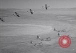 Standbild vier F-84 thunderjets Escort 4 B-50 Bomber Arizona USA, 1951, aus Sekunde 30 historischem Filmmaterial Videoclip 65675032406